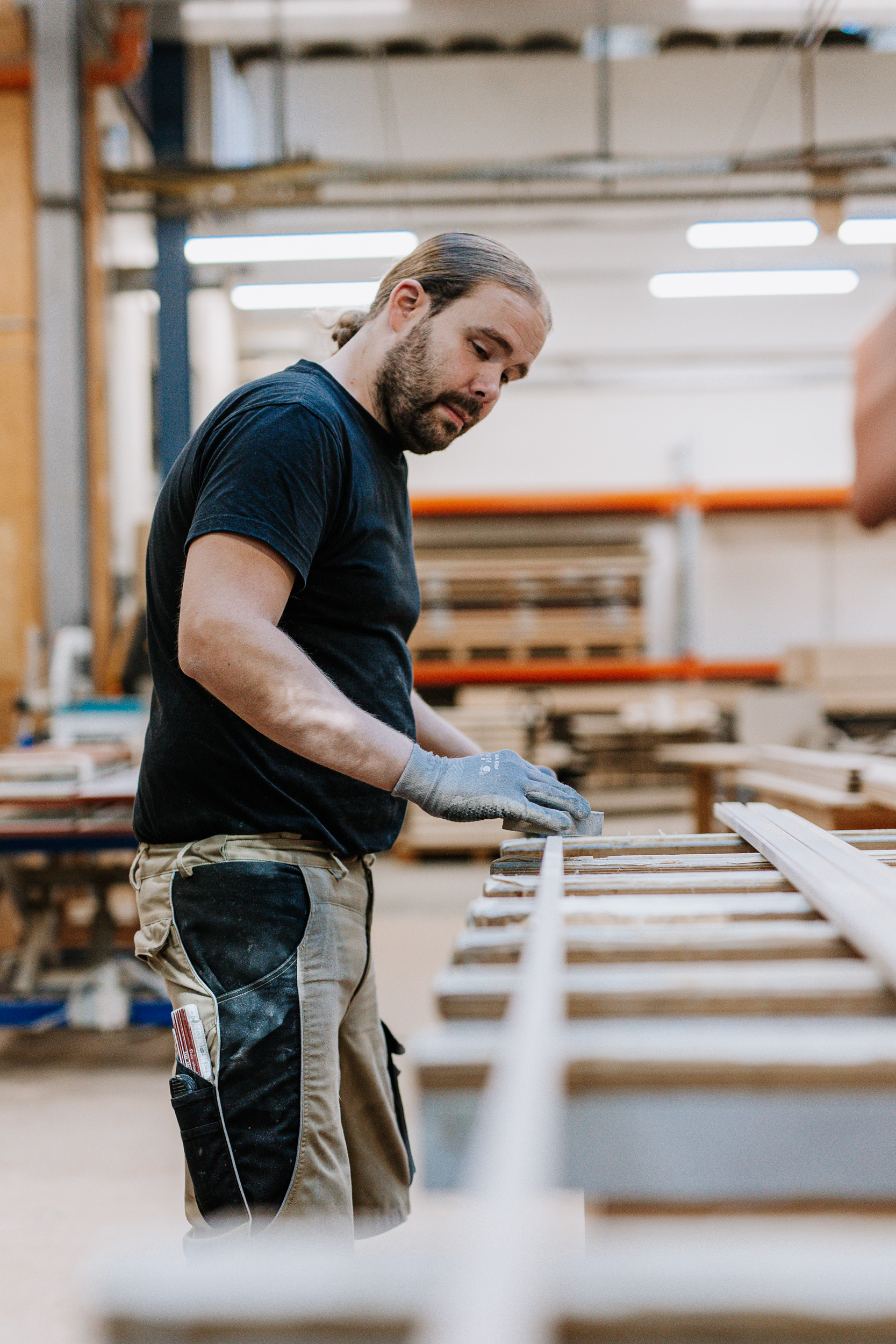 Mann arbeitet in der Tischlerei an einem Projekt.