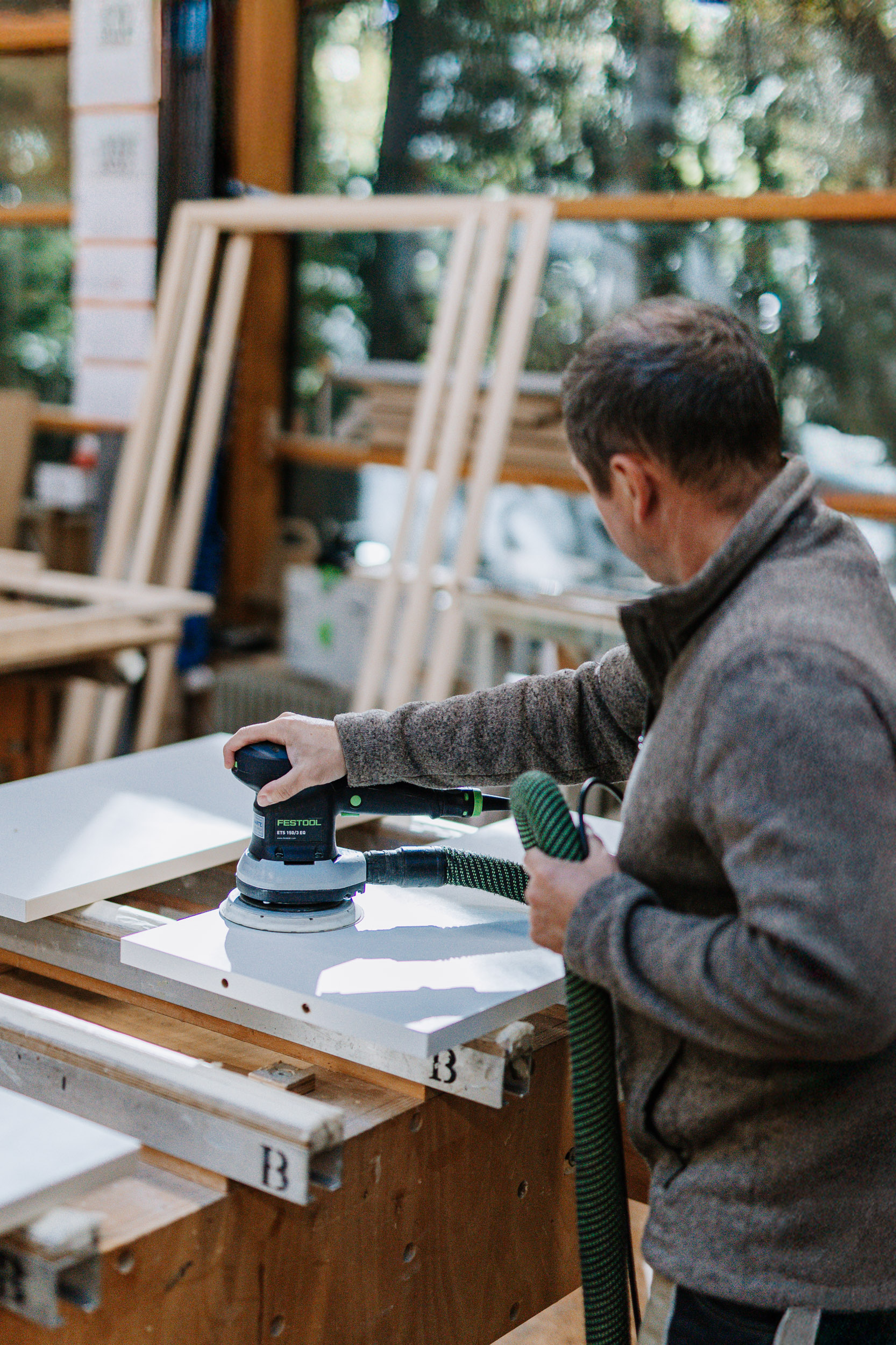 Ein Mitarbeiter bedient ein Schleifgerät.