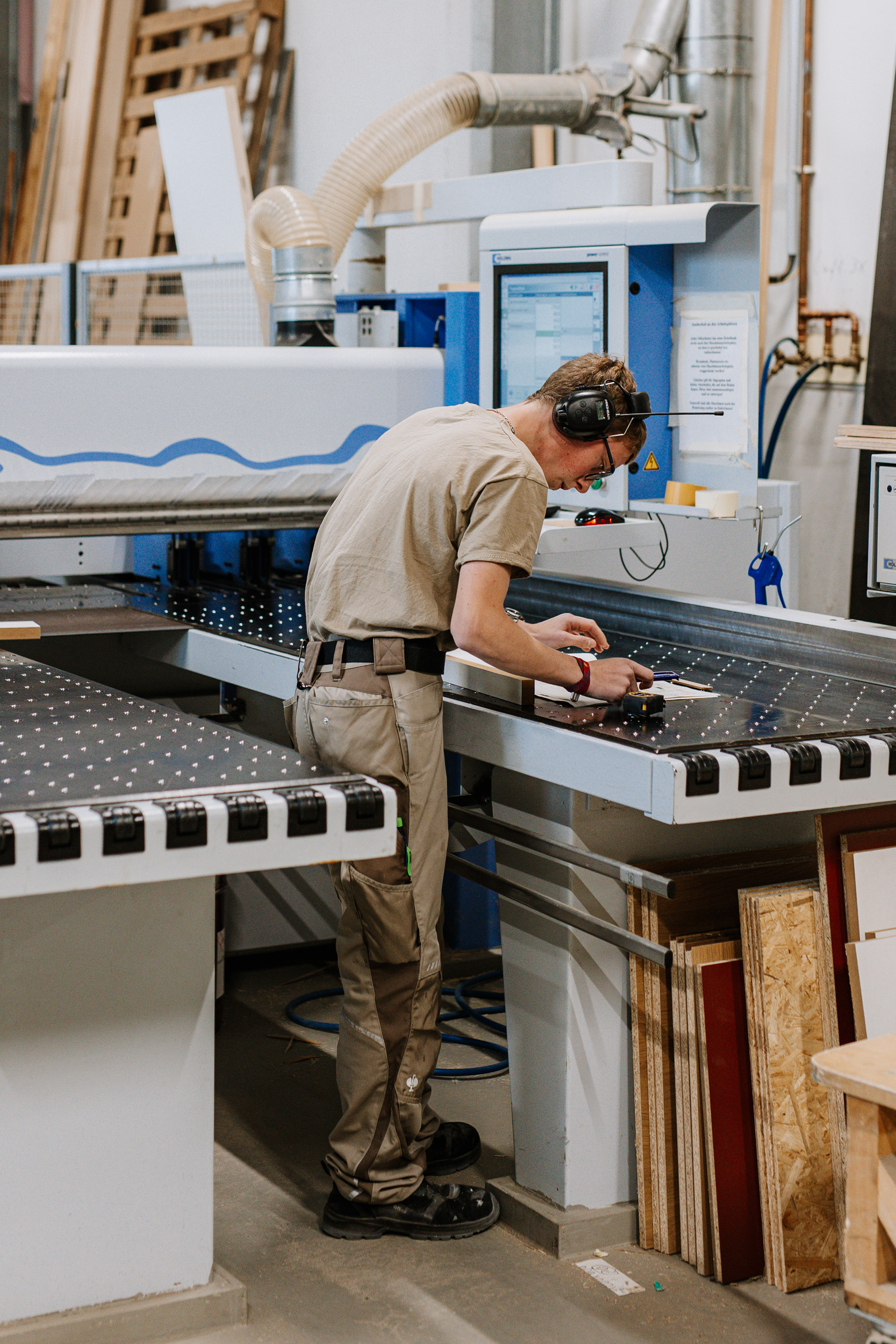 Ein Mitarbeiter bedient eine schwere Maschine.