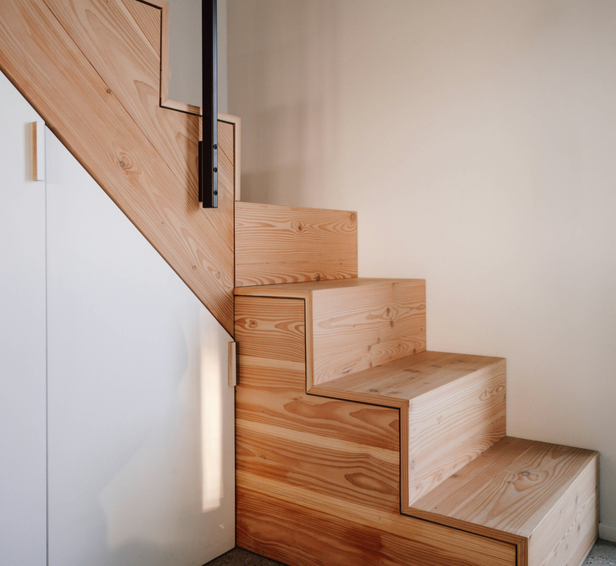 Holztreppe die ums Eck geht.