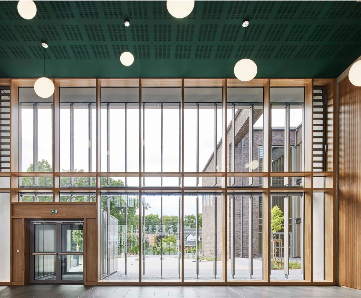 Eingangsbereich des Gymnasium Lohne, Holz- und Glaskonstruktion.