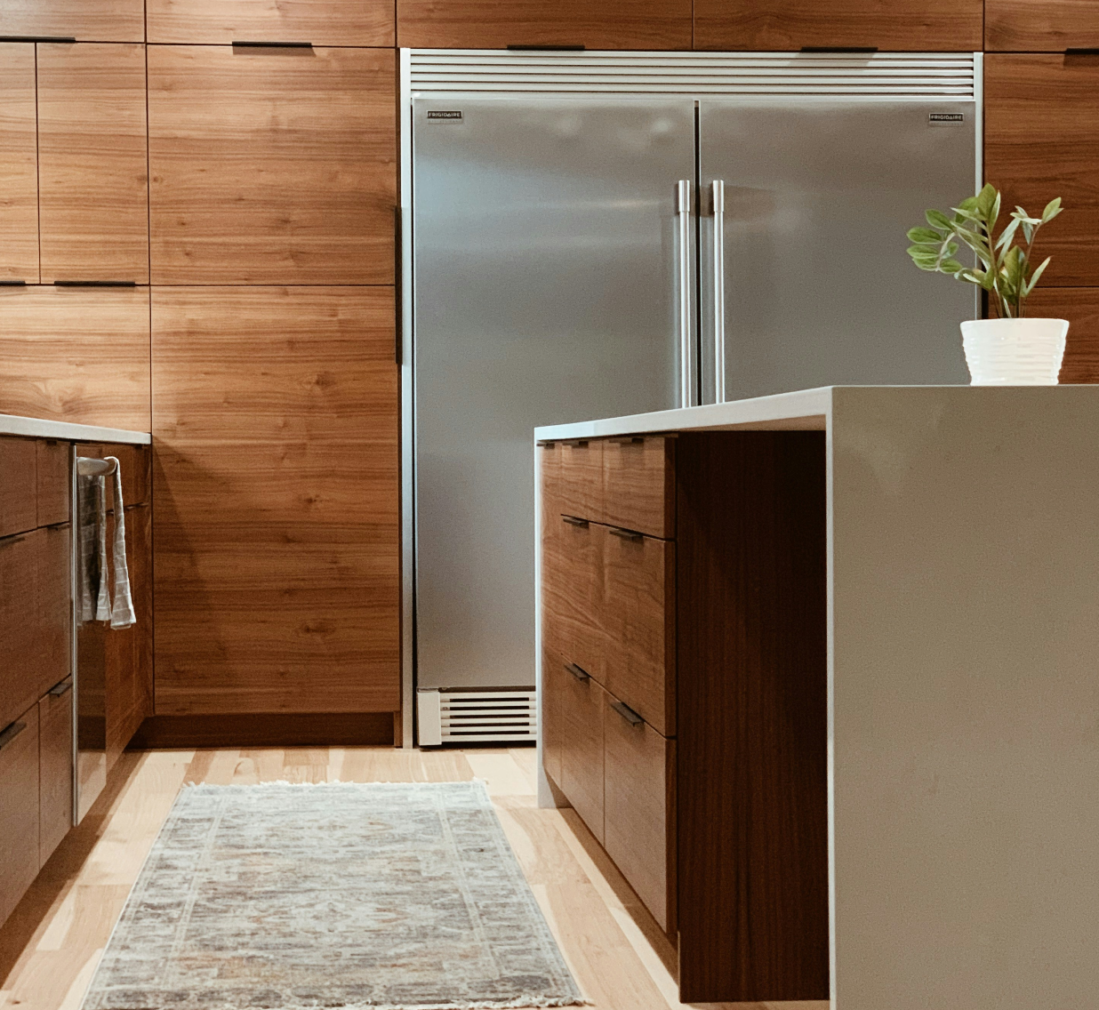 Dunkle Holzküche mit stahl Kühlschrank.