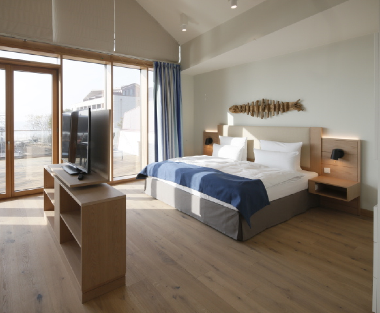 Ein Hotelzimmer mit passendem Holzboden und Holzmöbeln.