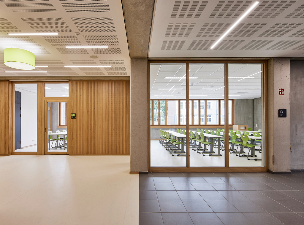 Flur mit Blick in den Klassenraum des Gymnasiums Lohne.