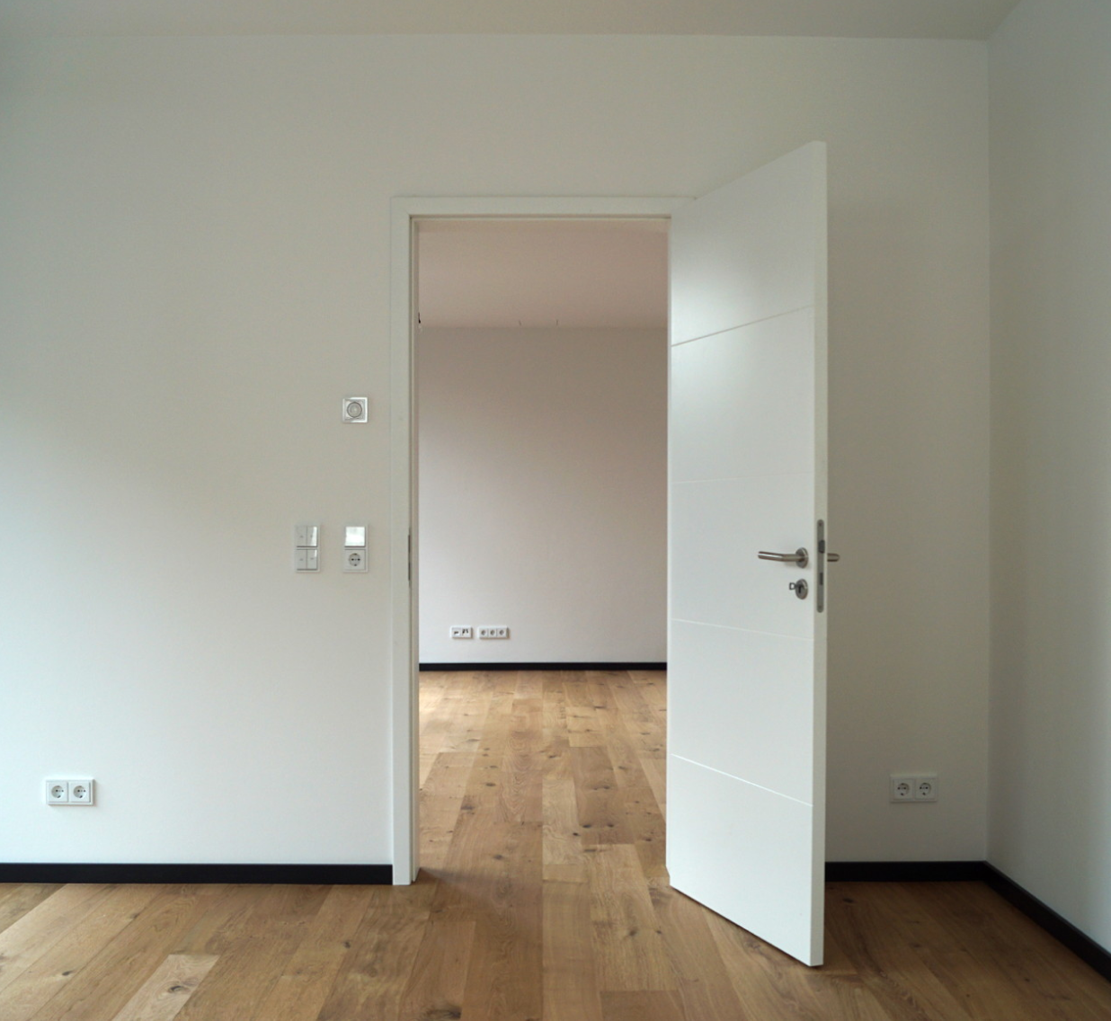 Eine Holztür mit passenden Holzdielen.